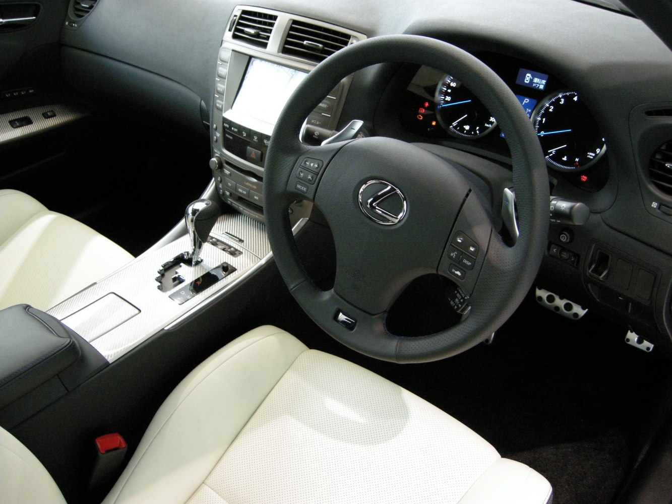 Sporty steering wheel and center console with automatic gear shift