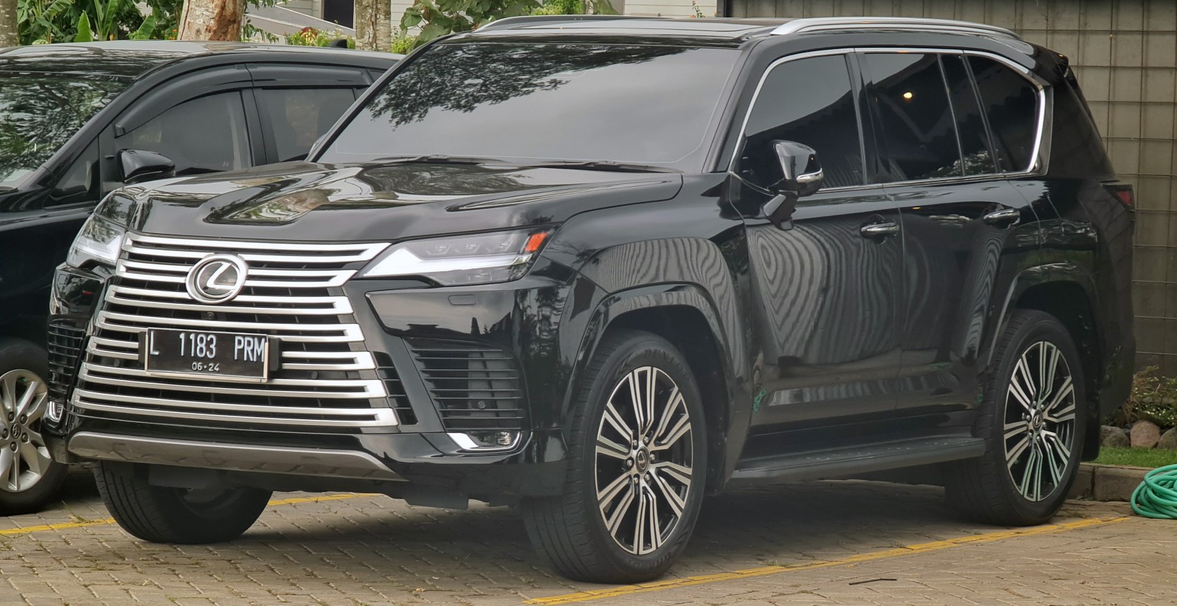 Spindle grille and alloy wheels on a large luxury SUV
