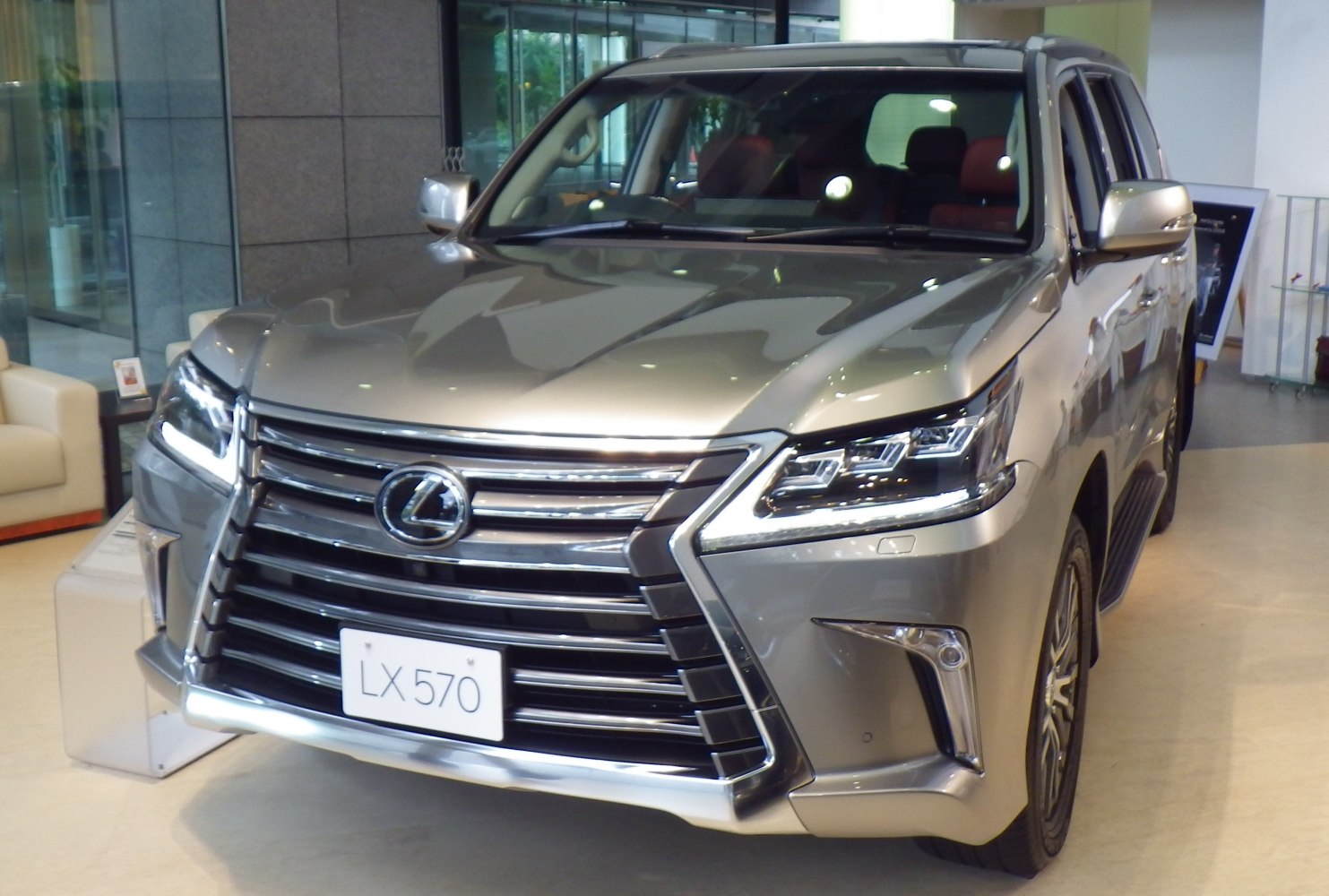 Front view with distinctive spindle grille and LED headlights
