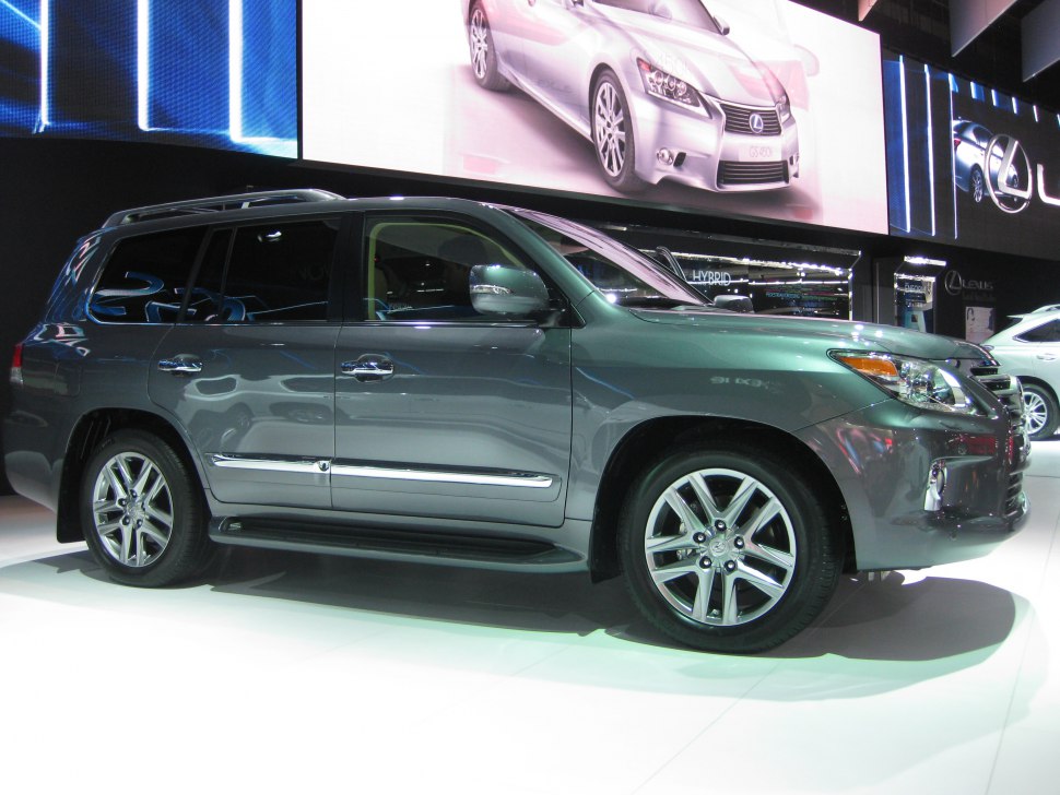 Side profile of a large luxury SUV with alloy wheels and a chrome-accented body.