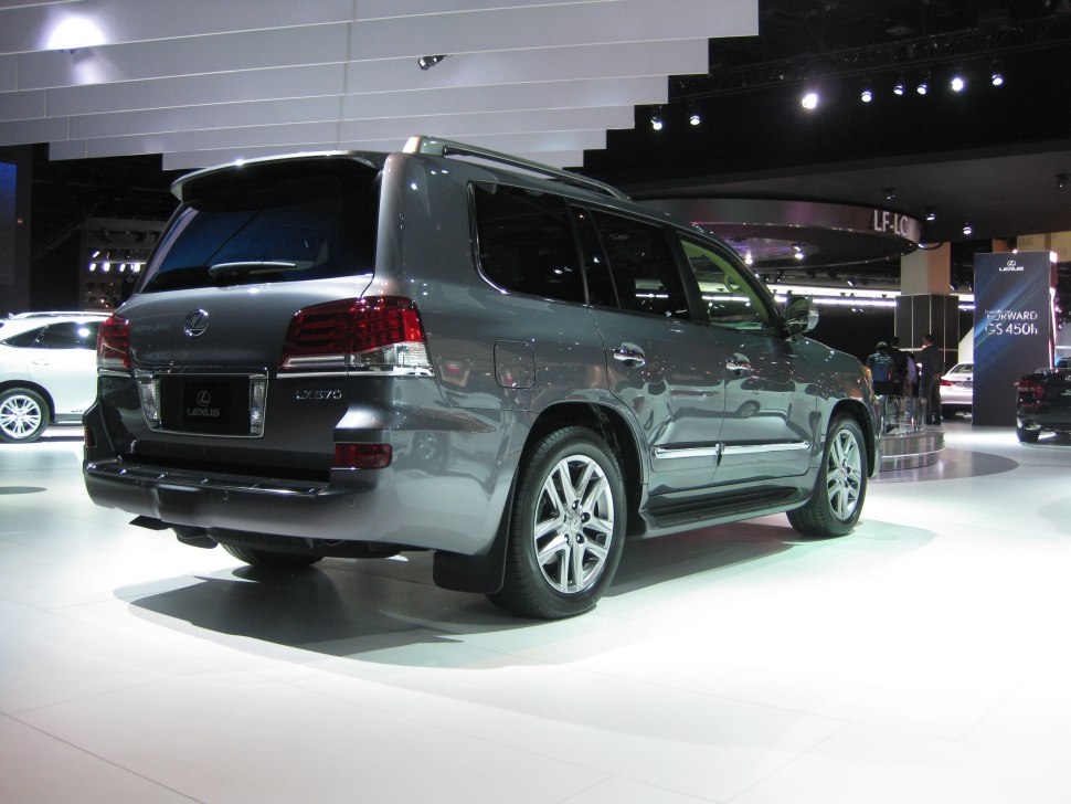 Rear and side profile of a modern SUV with roof rails and alloy wheels