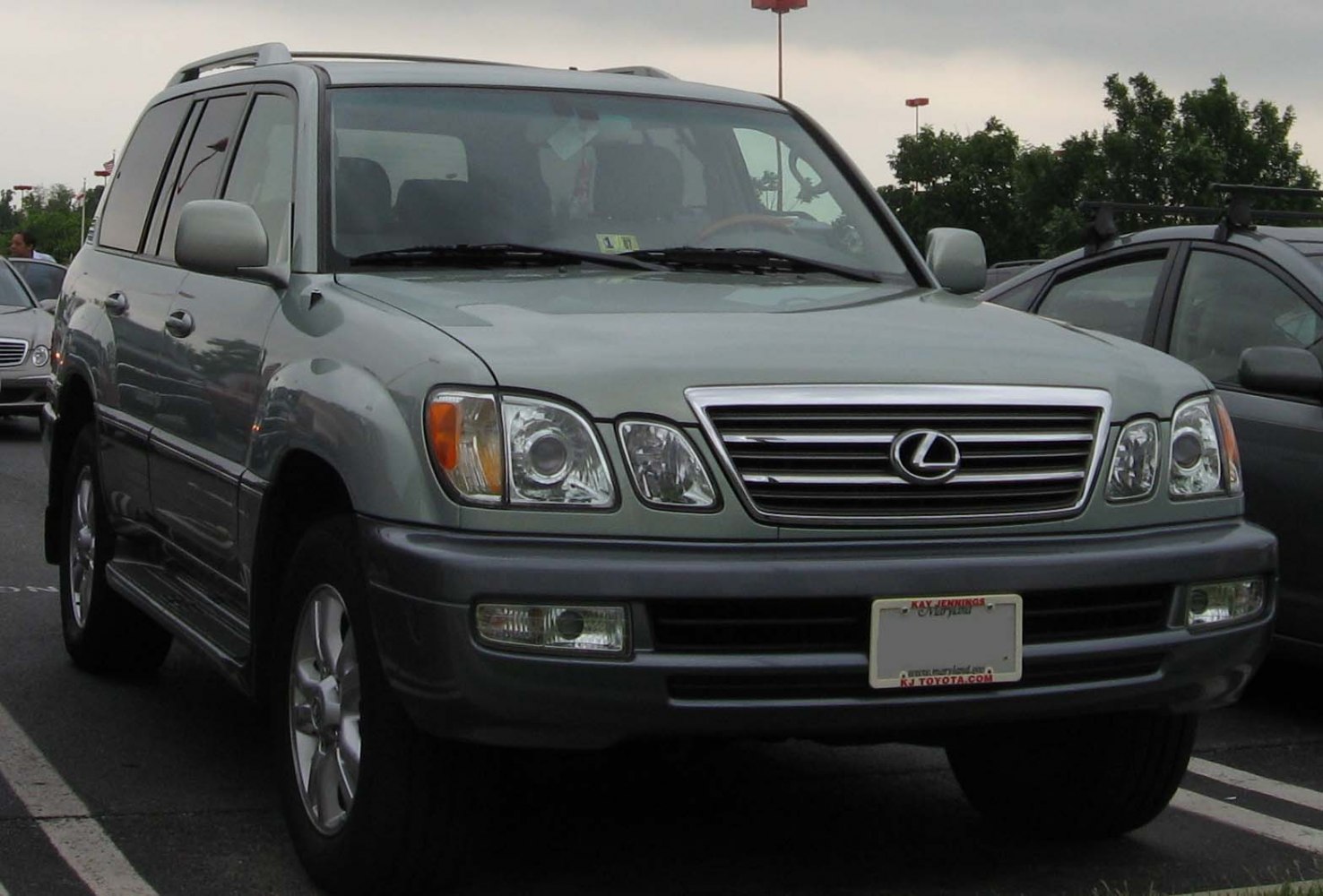 Front three-quarter view of an SUV with distinct grille and headlights