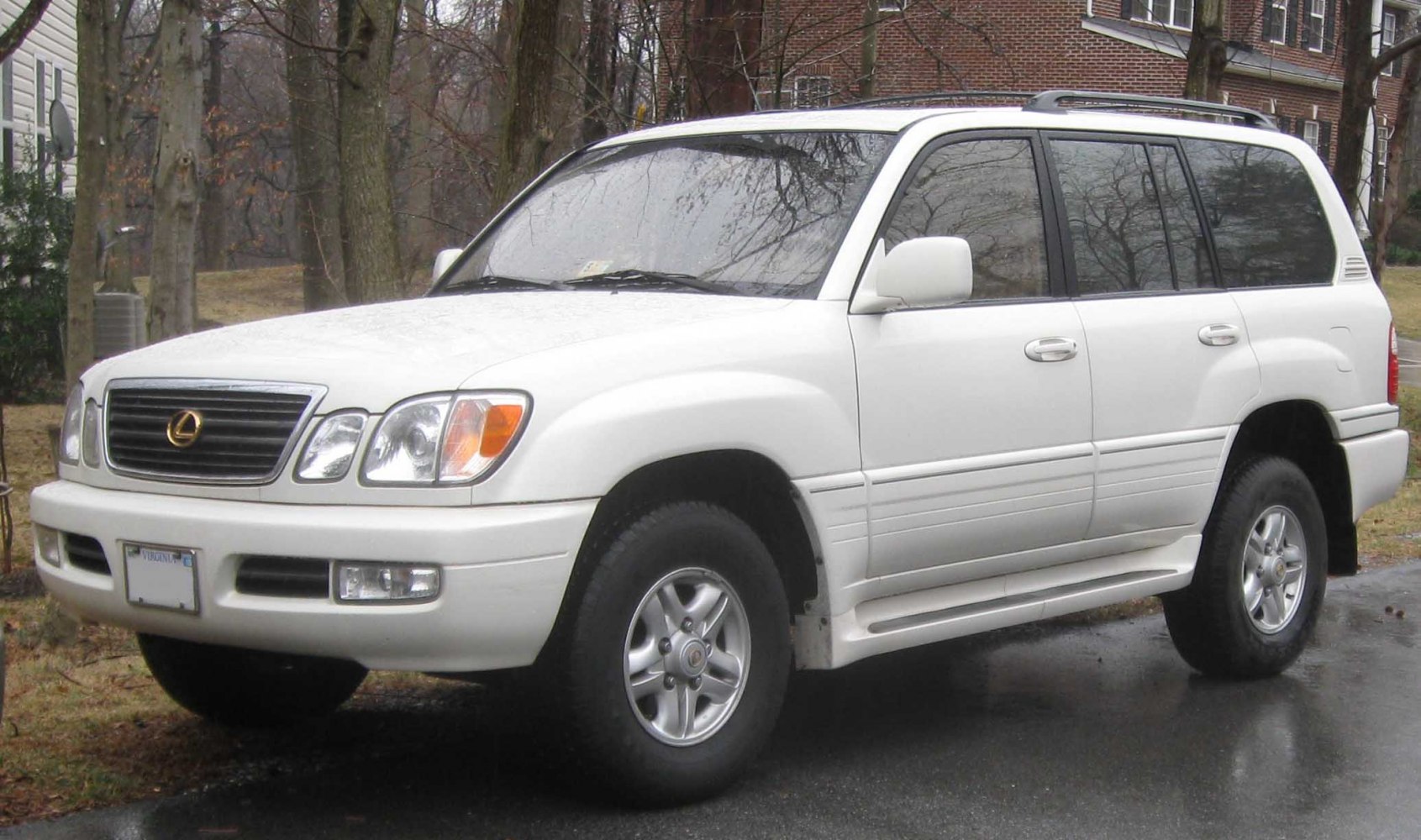 Front side view of classic 1998 SUV with rugged design and alloy wheels