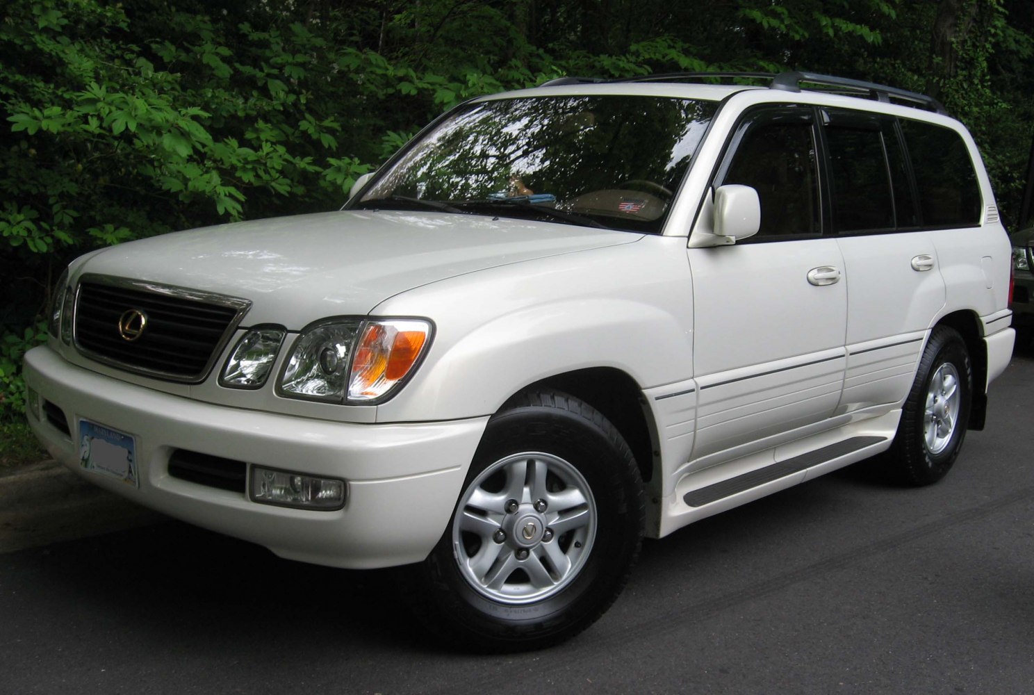 Front and side exterior view of an SUV with alloy wheels and roof rails