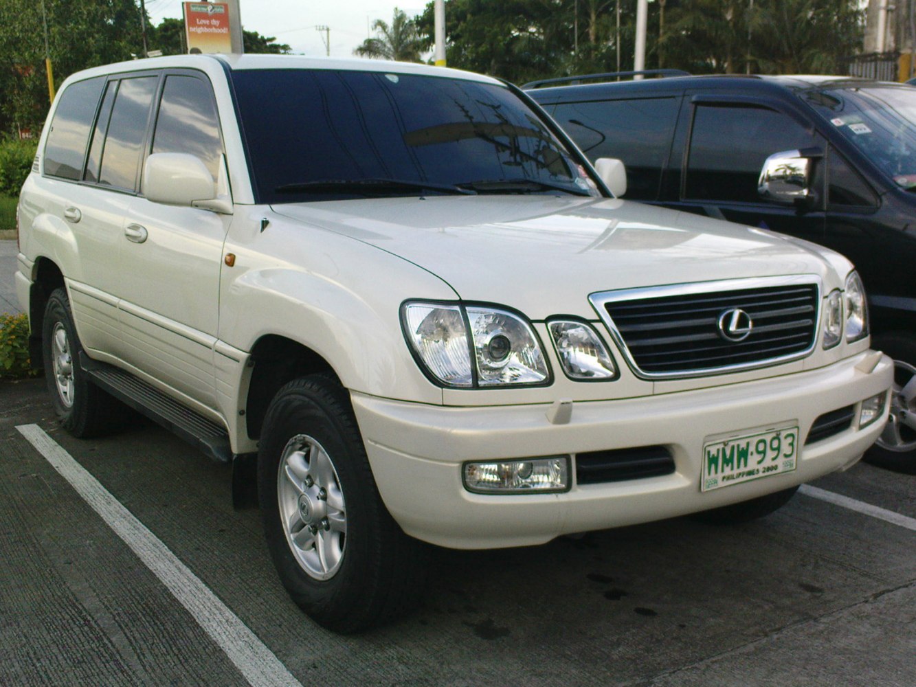 Front grille and dual headlight design of a mid-size SUV