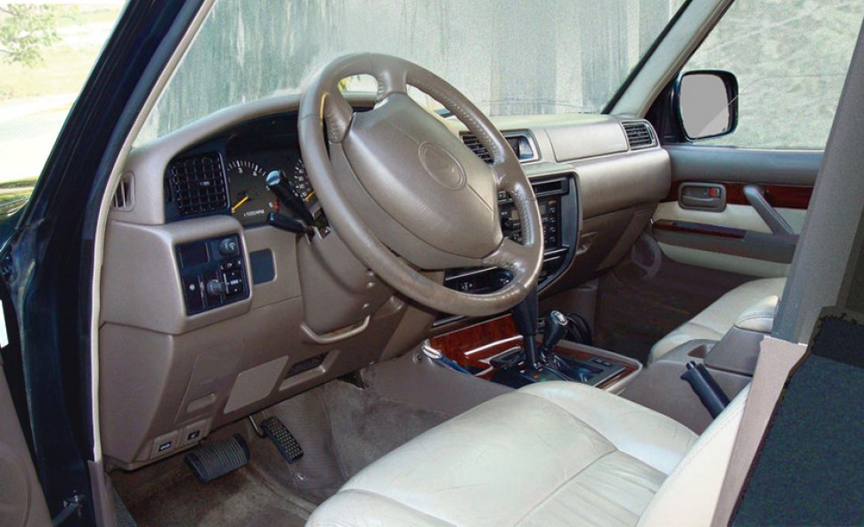 Vintage dashboard, leather steering wheel, beige leather seats