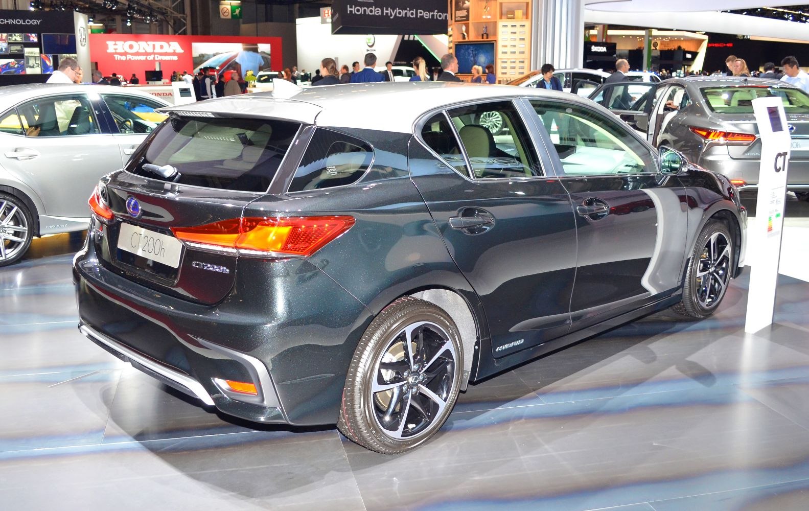 Rear-side view with hybrid badge and sporty wheels