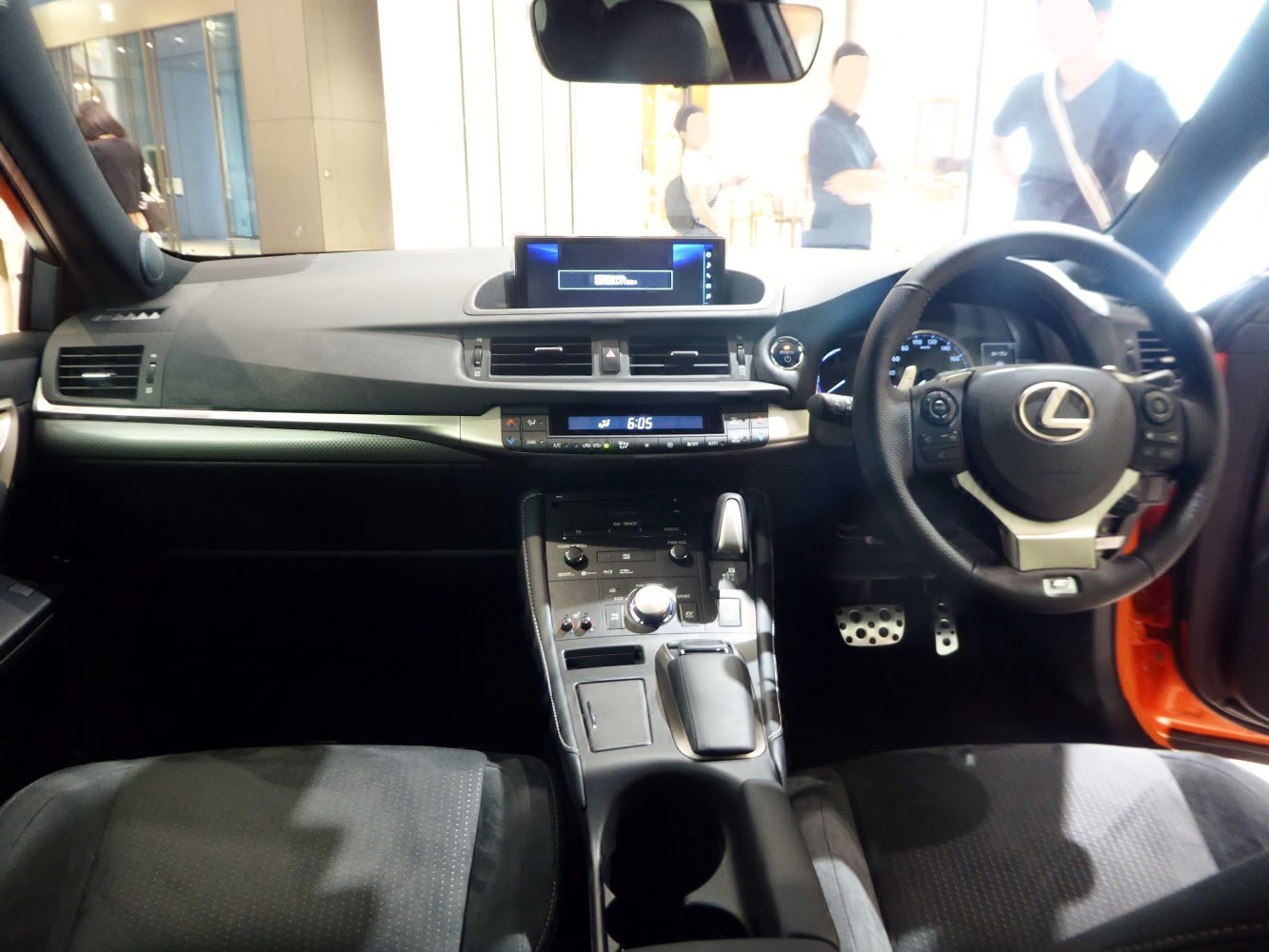 Dashboard, center console, and steering wheel interior features