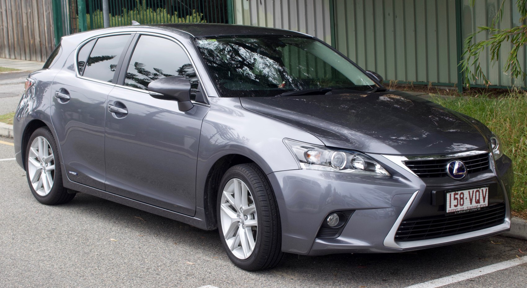 Front-side view with hybrid badge and alloy wheels