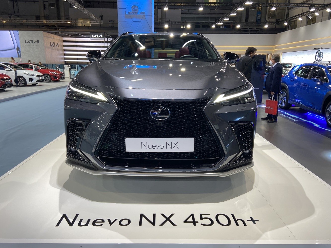 Front view with spindle grille and LED headlights