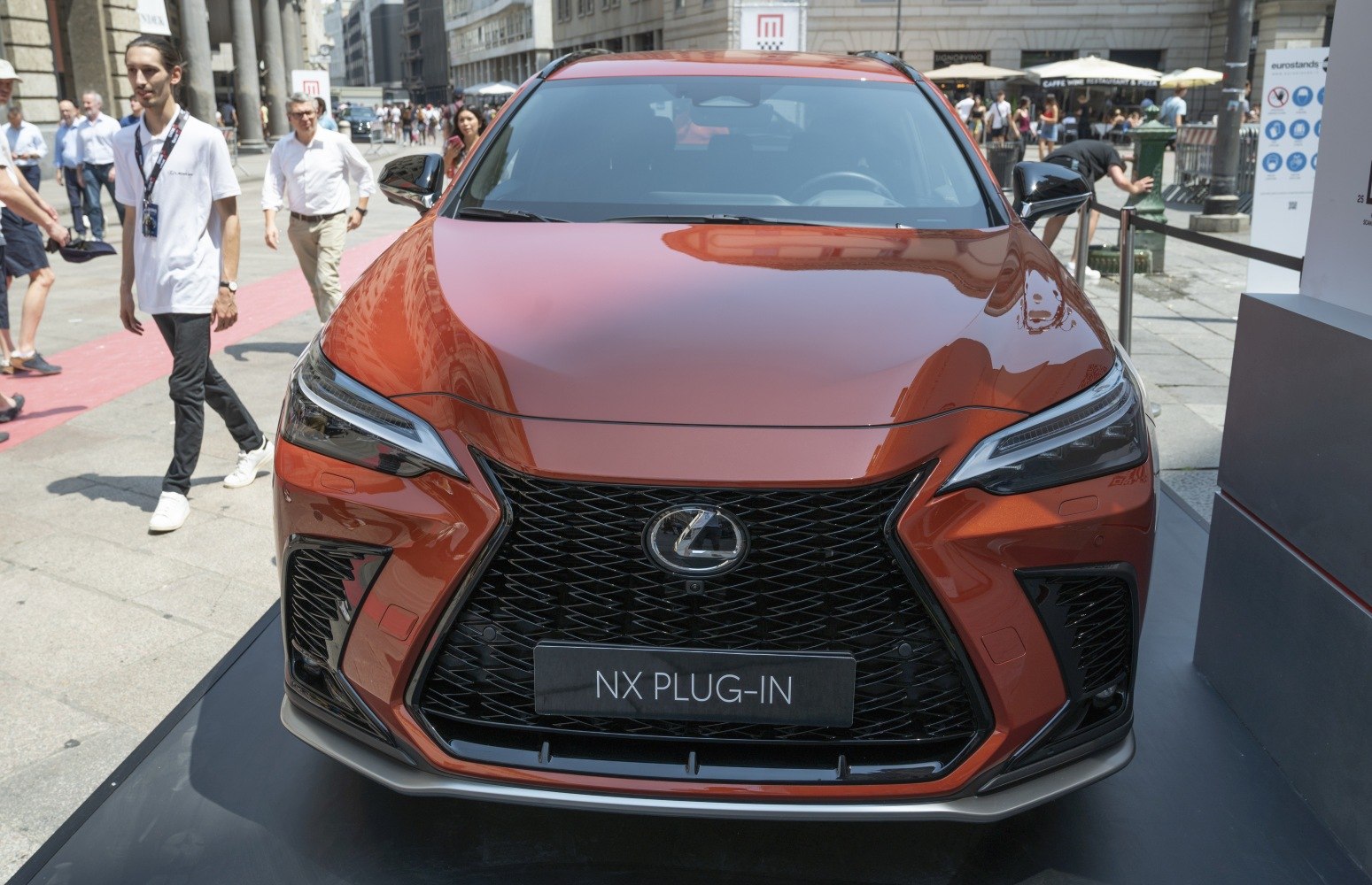 Front view with spindle grille and LED headlights