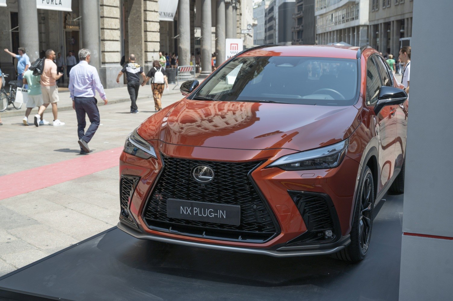 Front view of SUV with spindle grille and sleek headlights