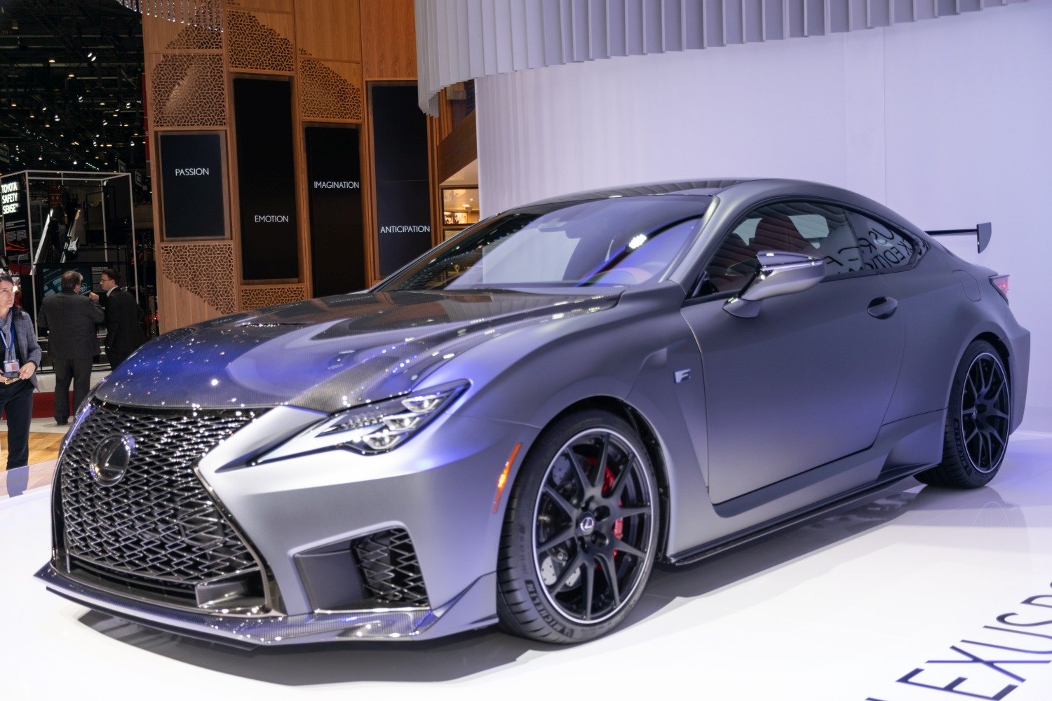 Carbon fiber hood, aerodynamic splitter, black wheels, sporty coupe