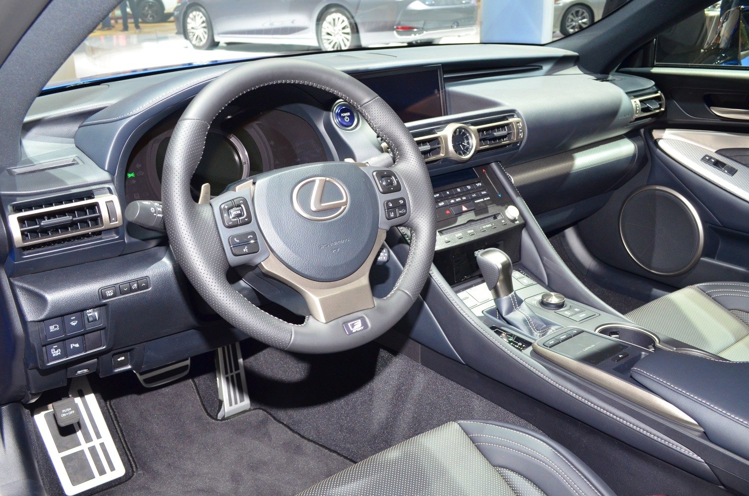 Luxury steering wheel and dashboard with central console and multimedia interface