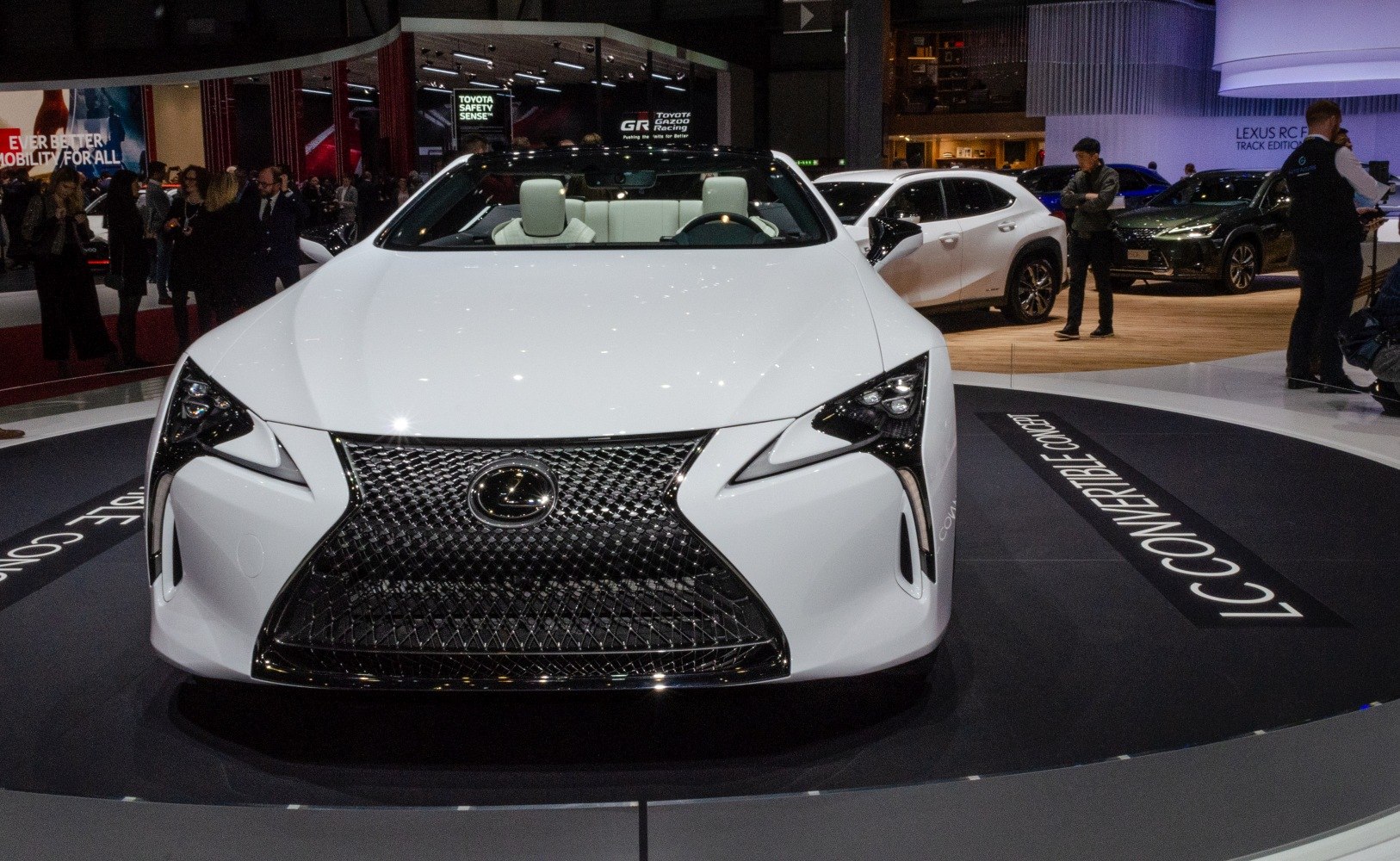 Front view with spindle grille and sleek headlights