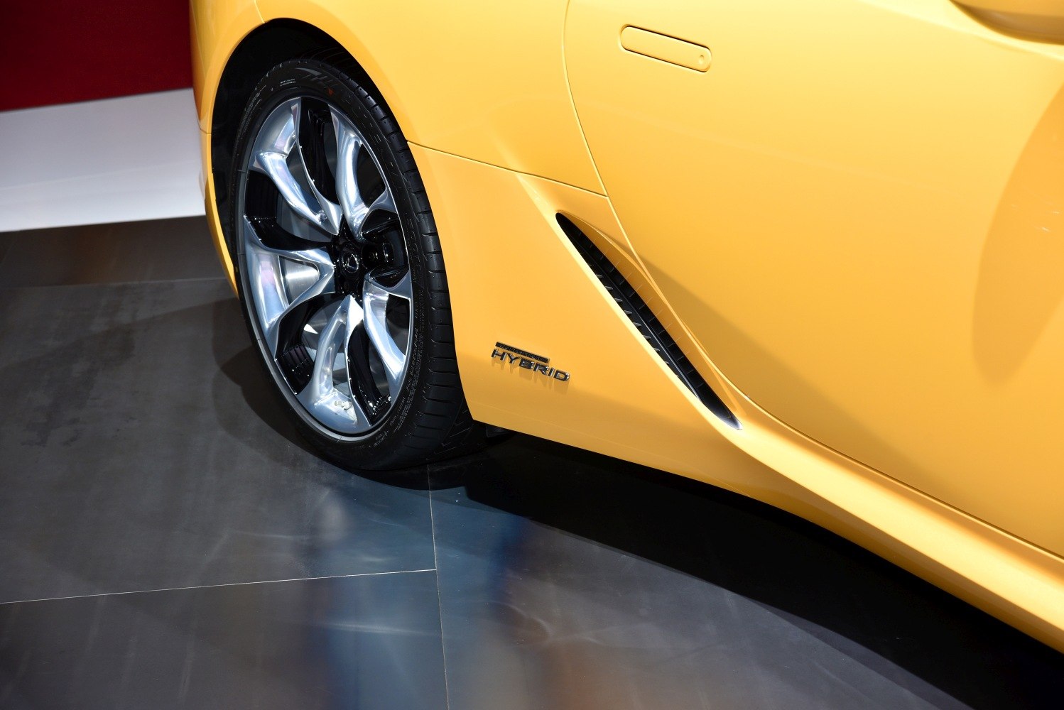 Hybrid badge with alloy wheel and side air vent