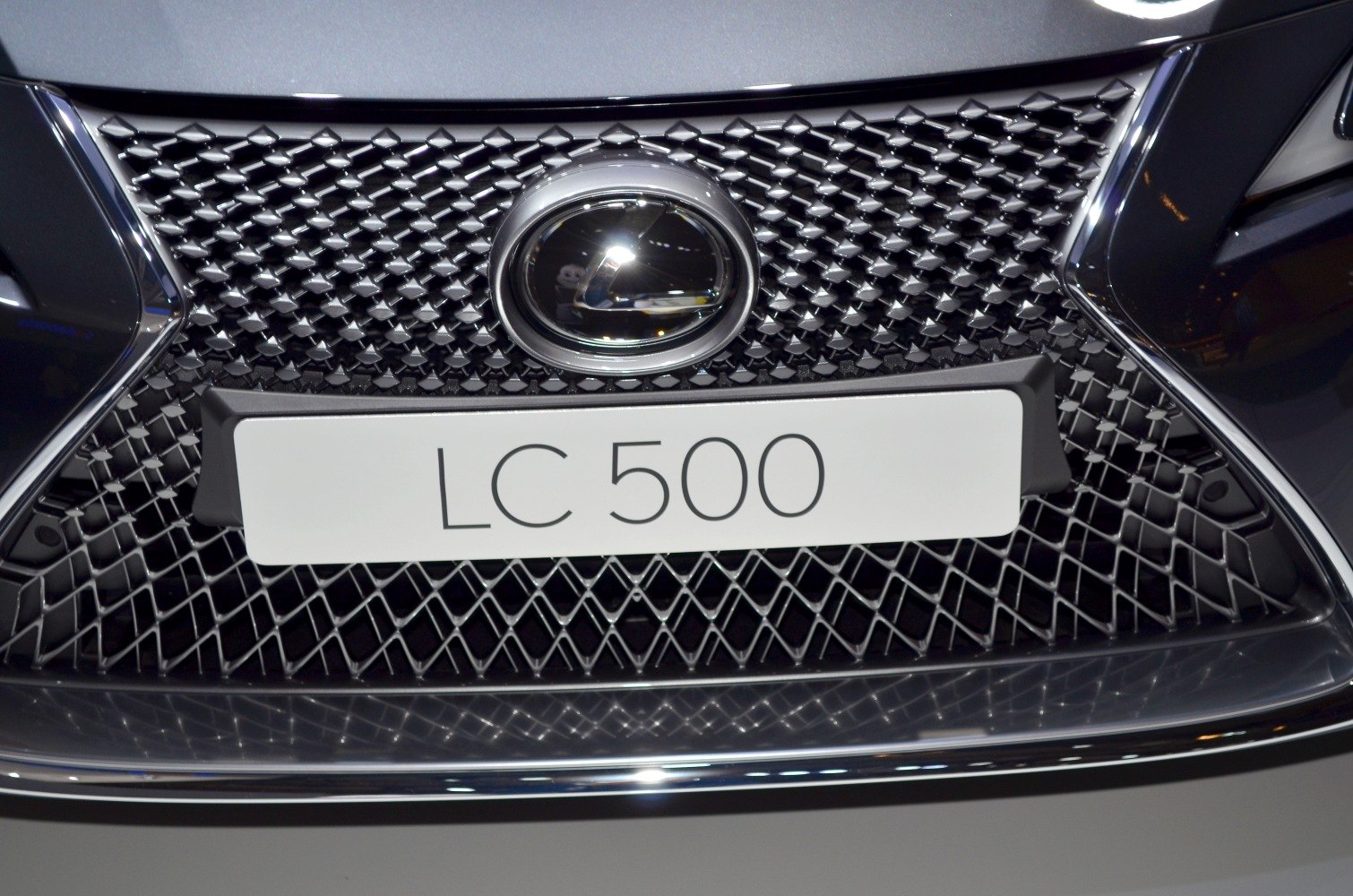 Lexus LC 500 spindle mesh grille with emblem and plate