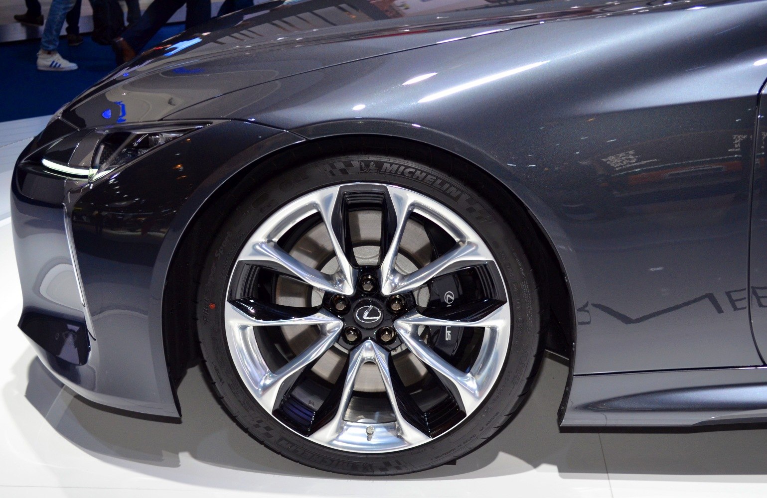 Front alloy wheel and fender design