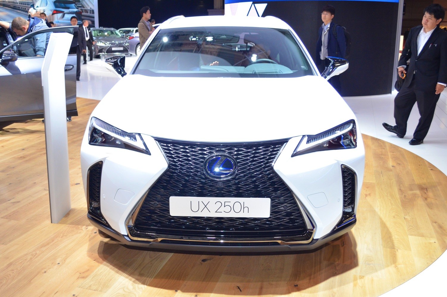 Front view with spindle grille and angular LED headlights