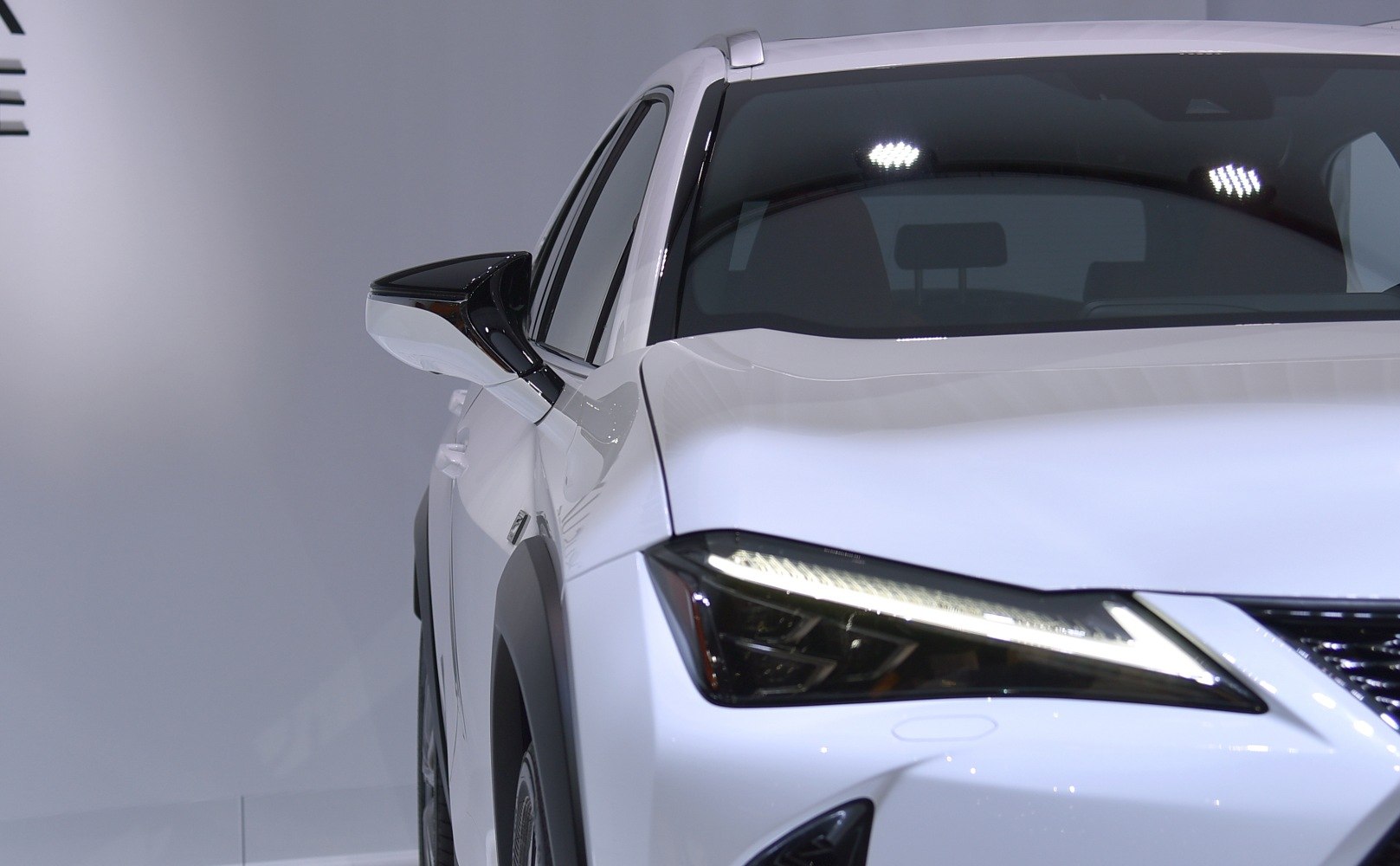 Sharp headlight and side mirror of front vehicle