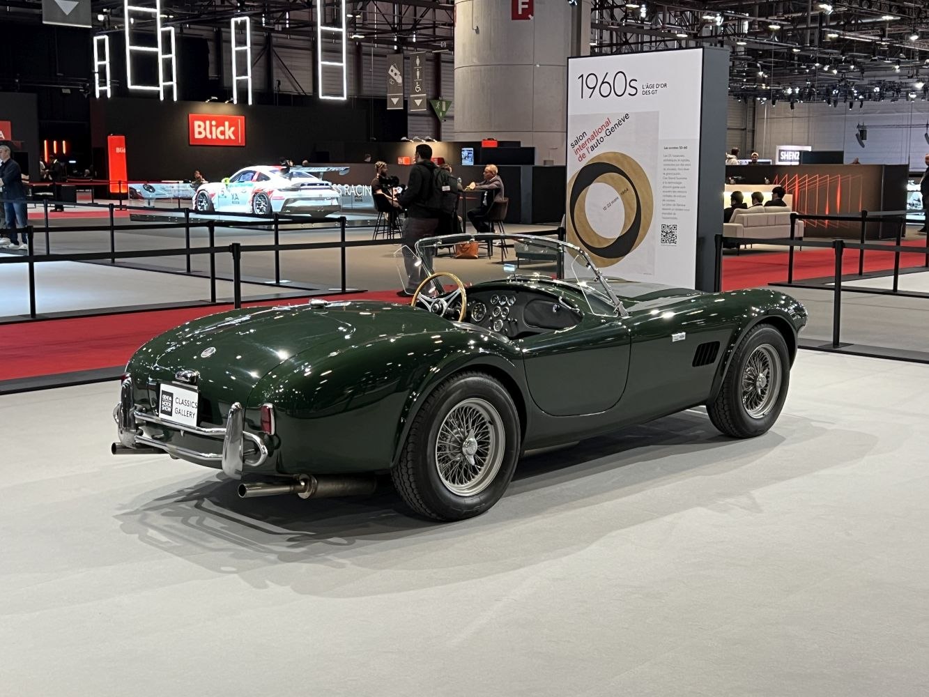 Vintage roadster with open cockpit and wire-spoke wheels