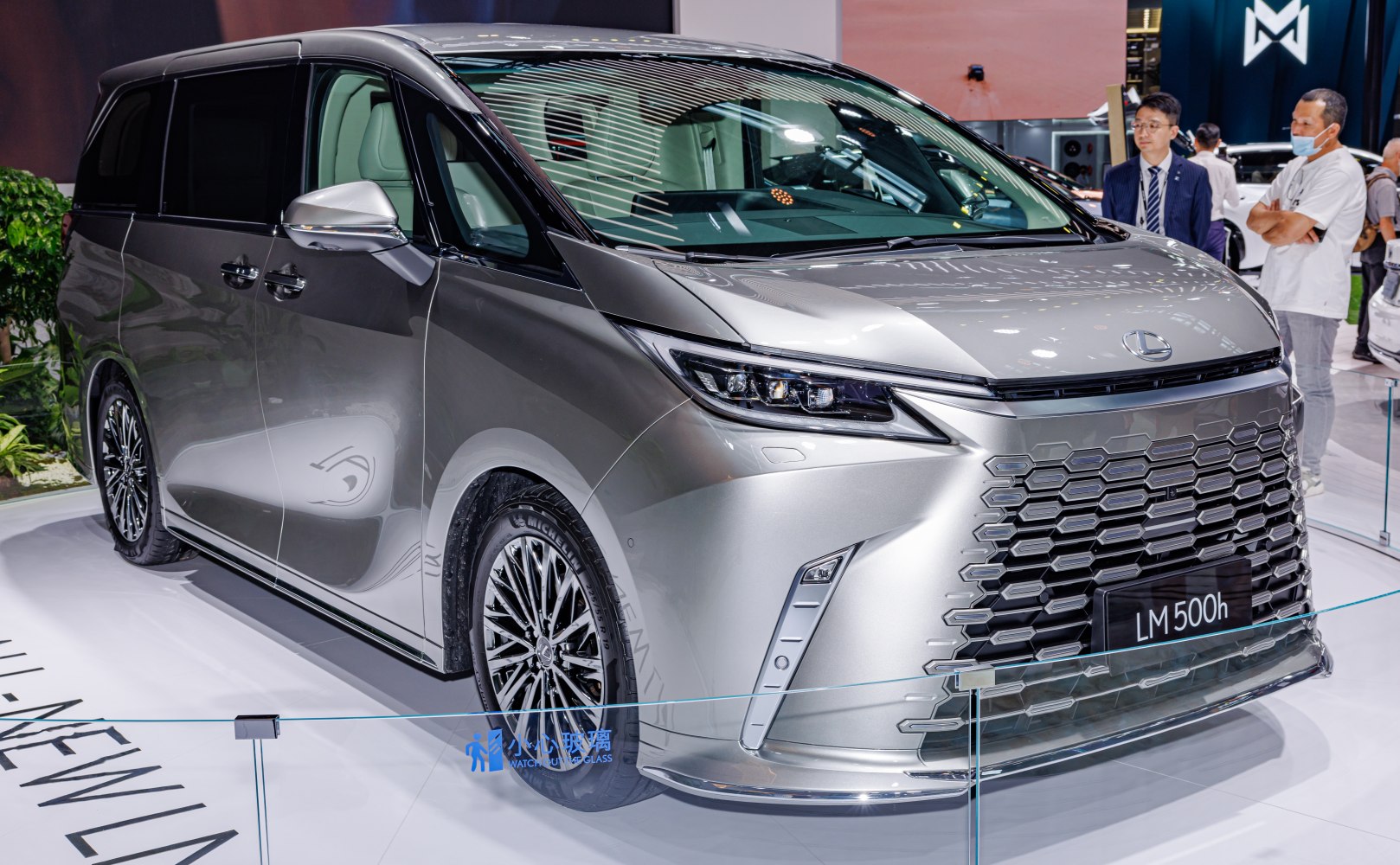 Distinctive front grille and sleek side profile of a luxury minivan