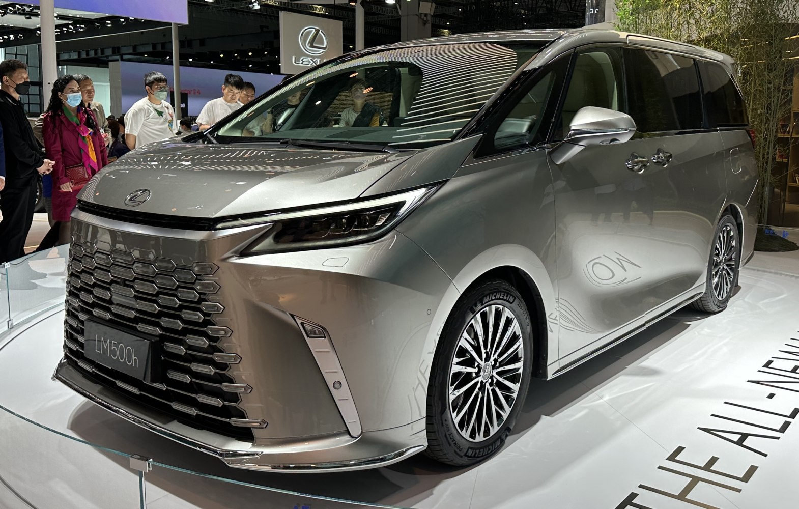 Front view of luxury MPV featuring bold grille and sleek LED headlights