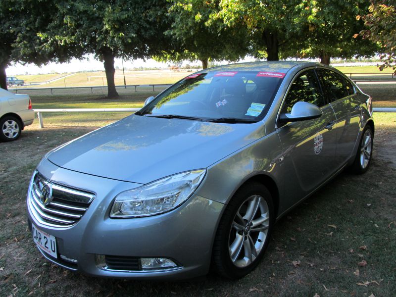 Front 3-quarter view of hatchback with chrome grille and alloy wheels