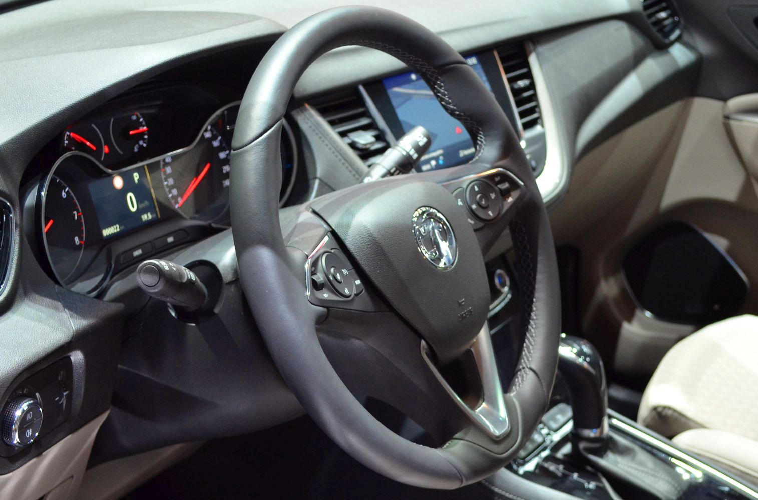 Dashboard, steering wheel, instrument cluster, gear shift overview
