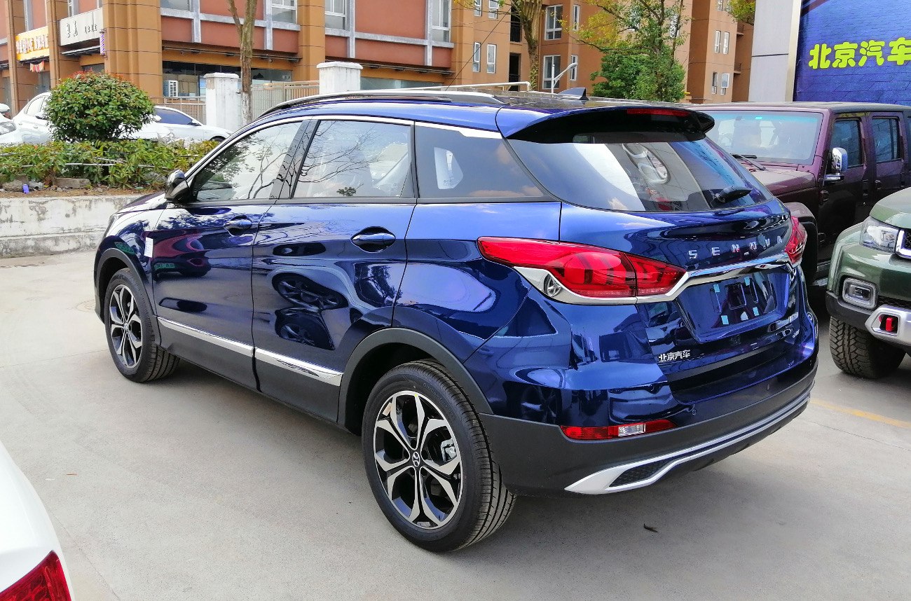 Rear side view with alloy wheels and taillights