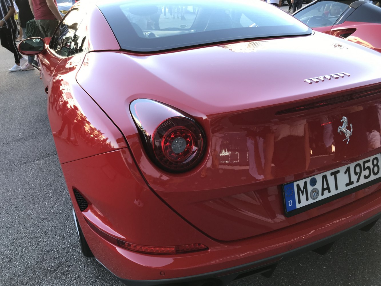 Rear end with round taillight and sleek design