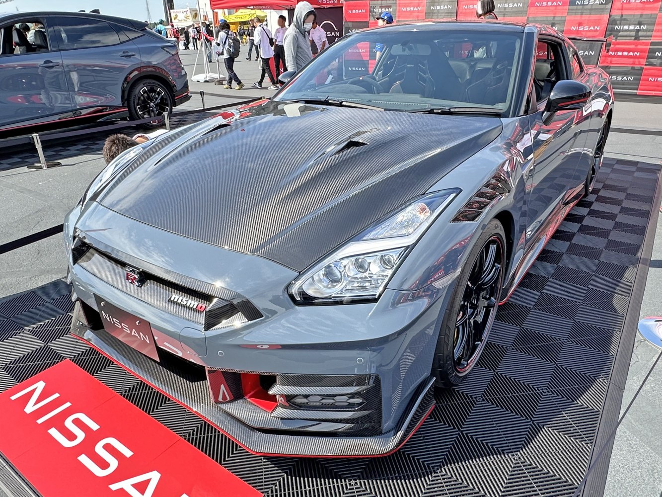Carbon fiber hood and aerodynamic front of a performance sports car