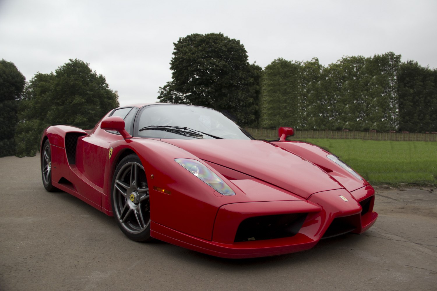 Sharp aerodynamic front with side air intakes and low aggressive stance