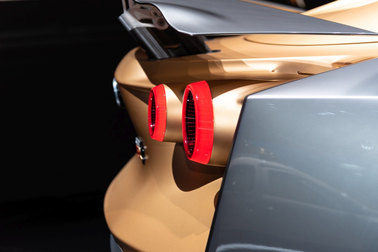 Round red tail lights with sharp rear spoiler edges