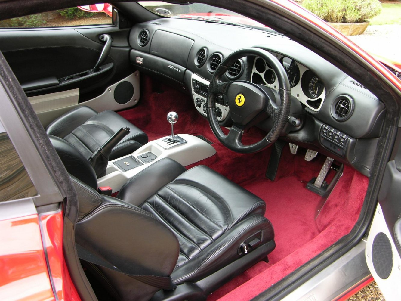 Black leather seats, classic gear lever, circular air vents