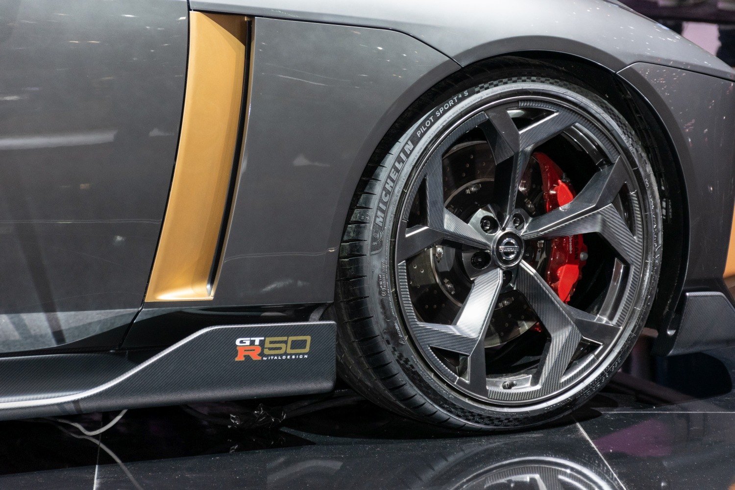 Carbon fiber alloy wheel and side vent with red brake caliper