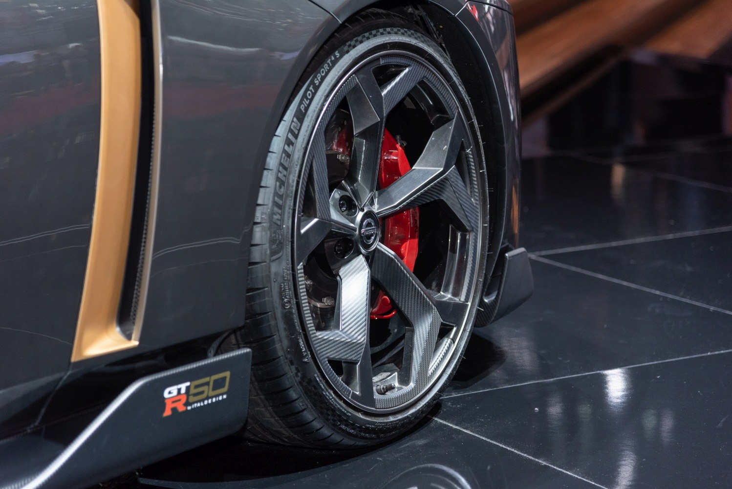 Carbon fiber alloy wheel with red brake caliper
