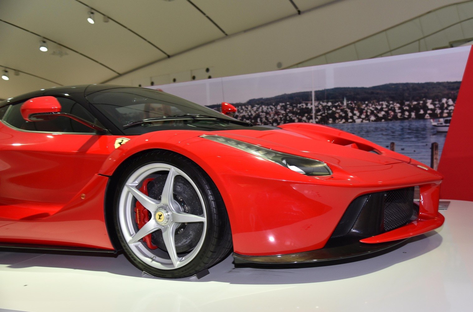Distinctive front fascia and five-spoke alloy wheel with carbon ceramic brake disc.