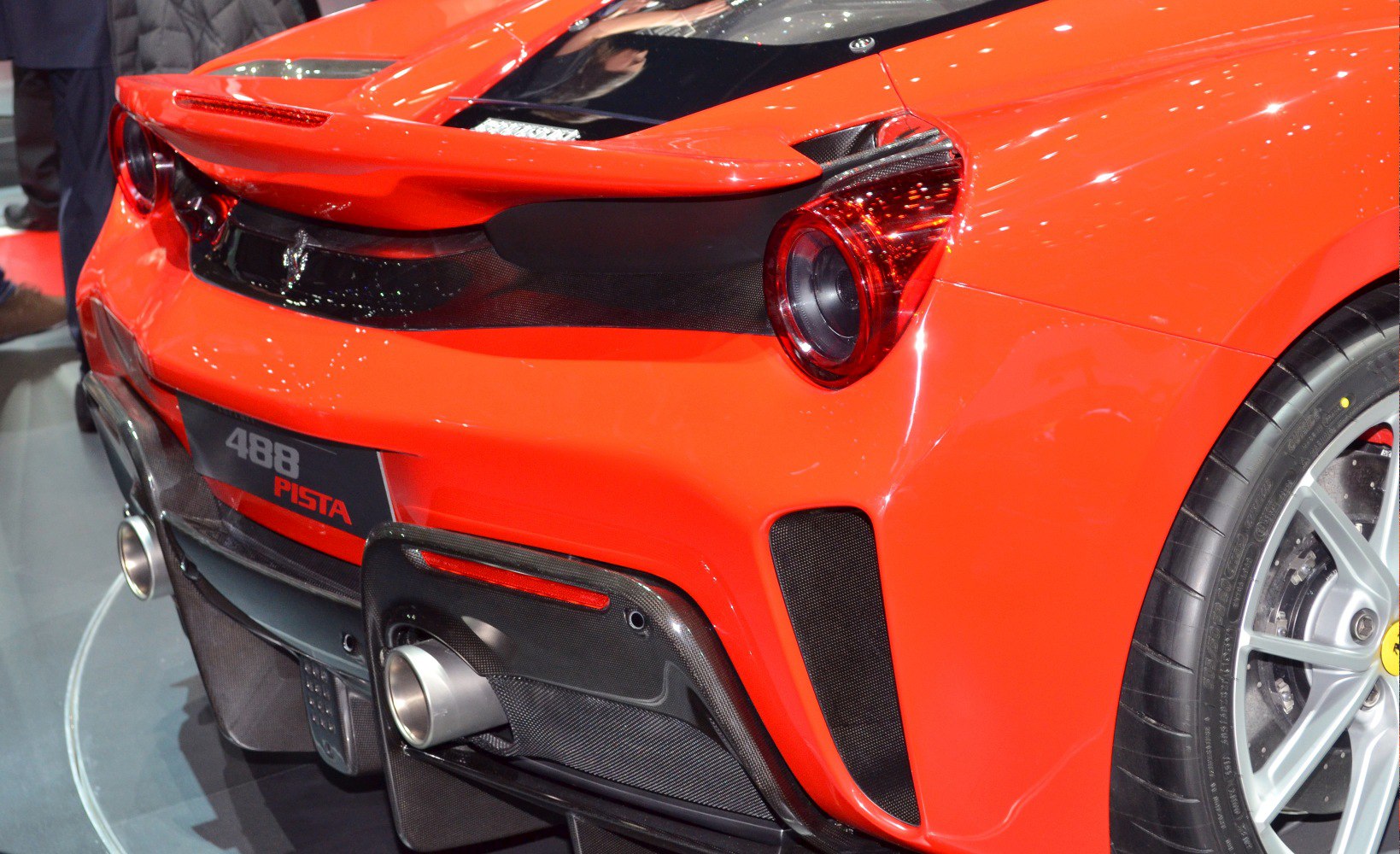Rear design with dual exhausts and aerodynamic spoiler