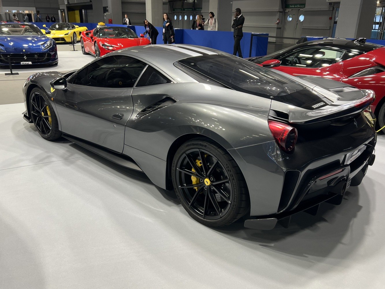 Aerodynamic rear design with rear diffuser and black multi-spoke wheels