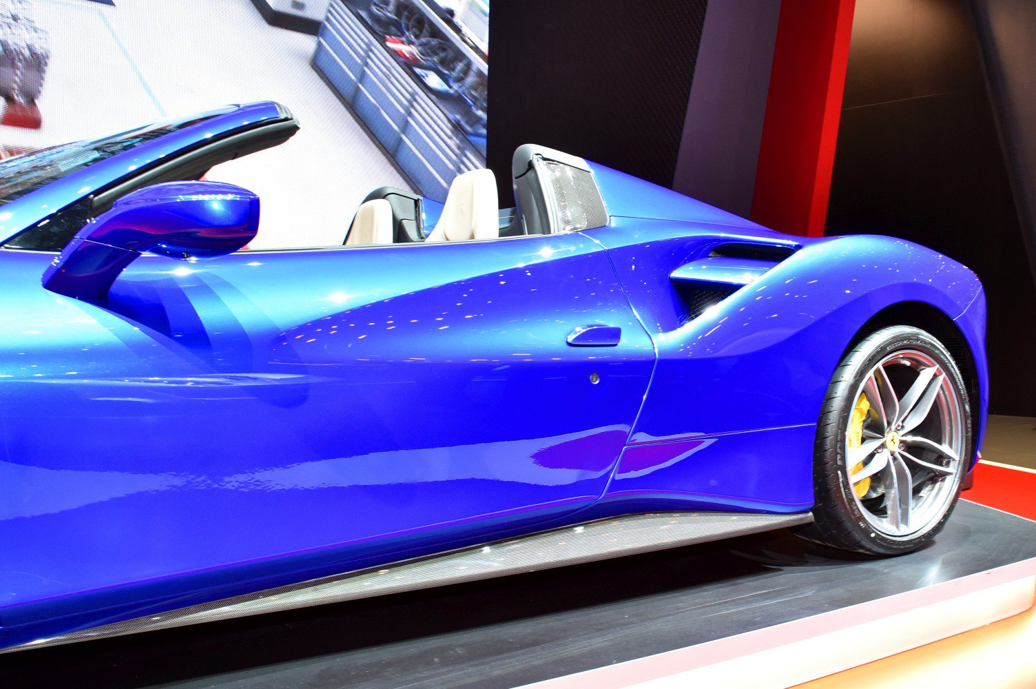 Side profile with air intake and alloy wheel of a convertible sports car