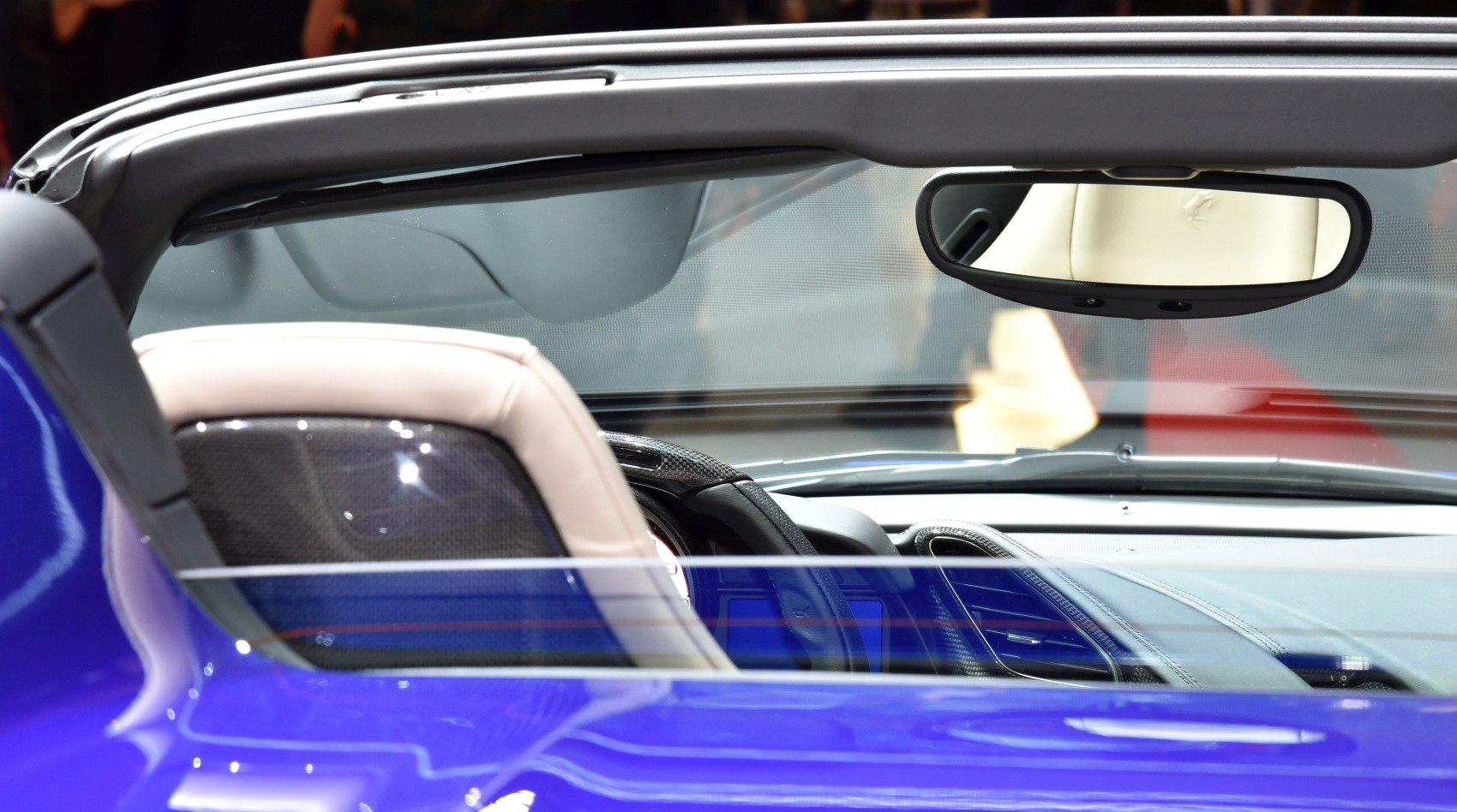 Rear view mirror and wind deflector inside convertible