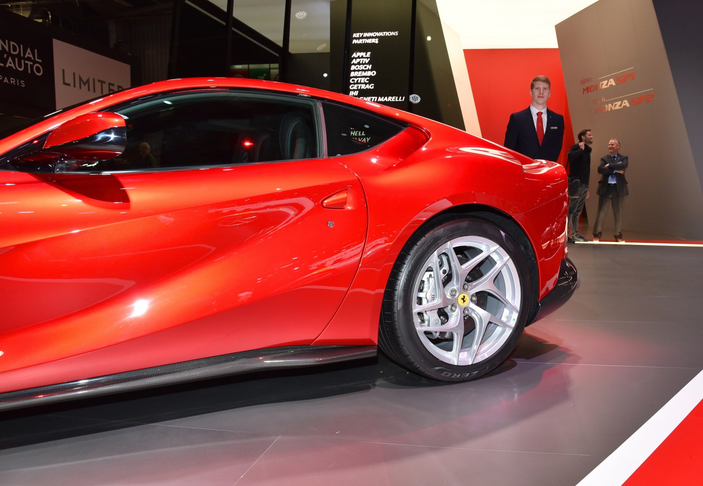 Sporty rear side with aerodynamic curves and alloy five-spoke wheel.