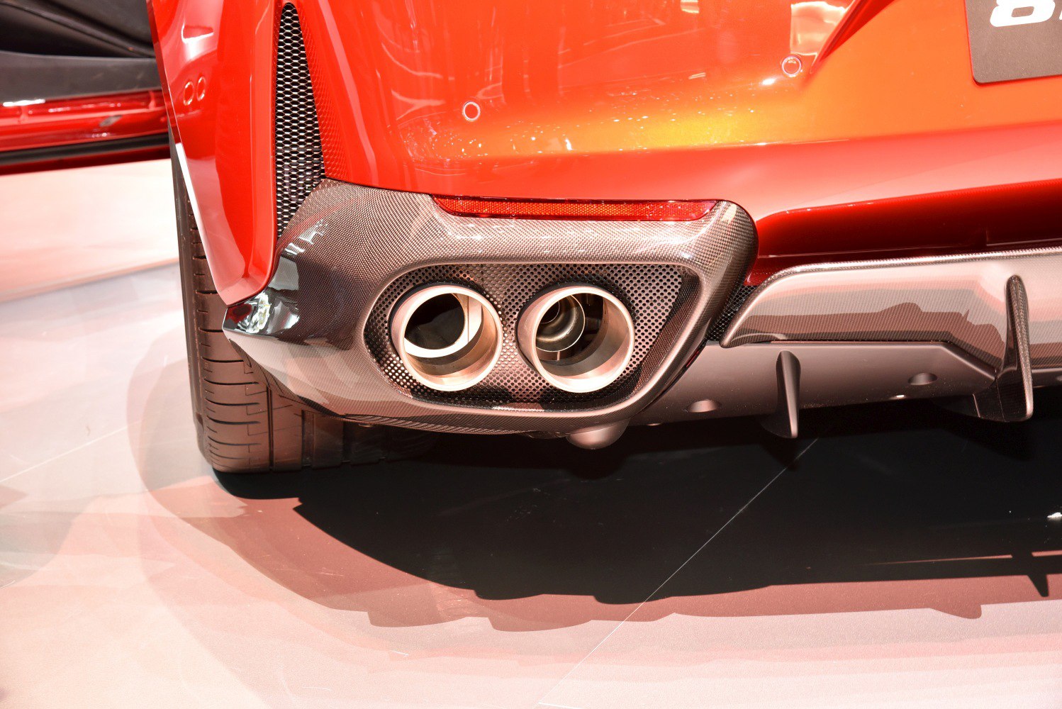 Rear dual exhaust pipes with carbon fiber diffuser