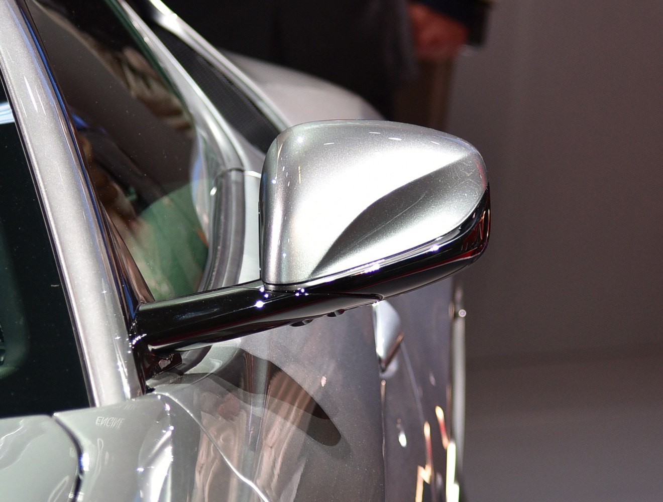 Aerodynamic, sleek side mirror with glossy finish