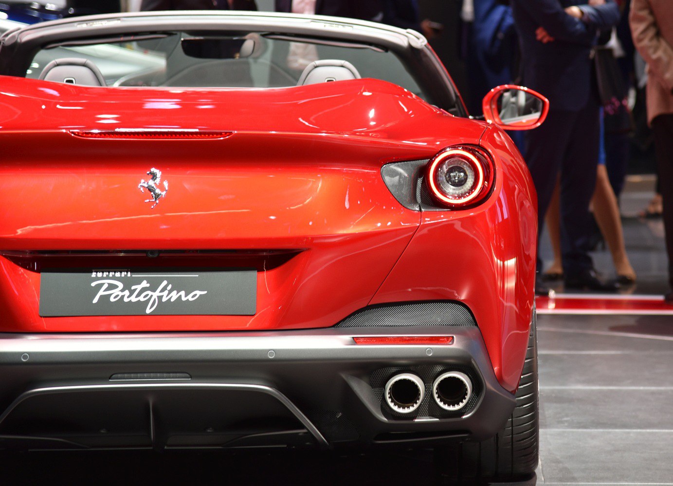 Round tail light and dual exhaust pipes on sporty convertible rear