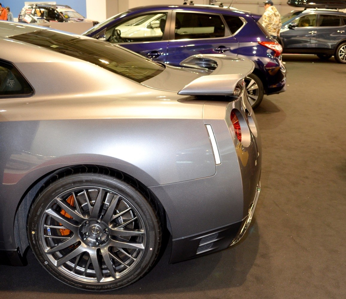 Rear side with spoiler and alloy wheel