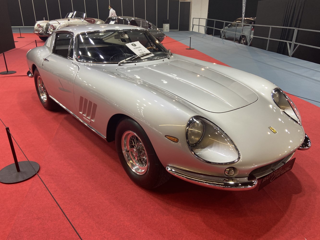Classic coupe with wire-spoke wheels and rounded headlights