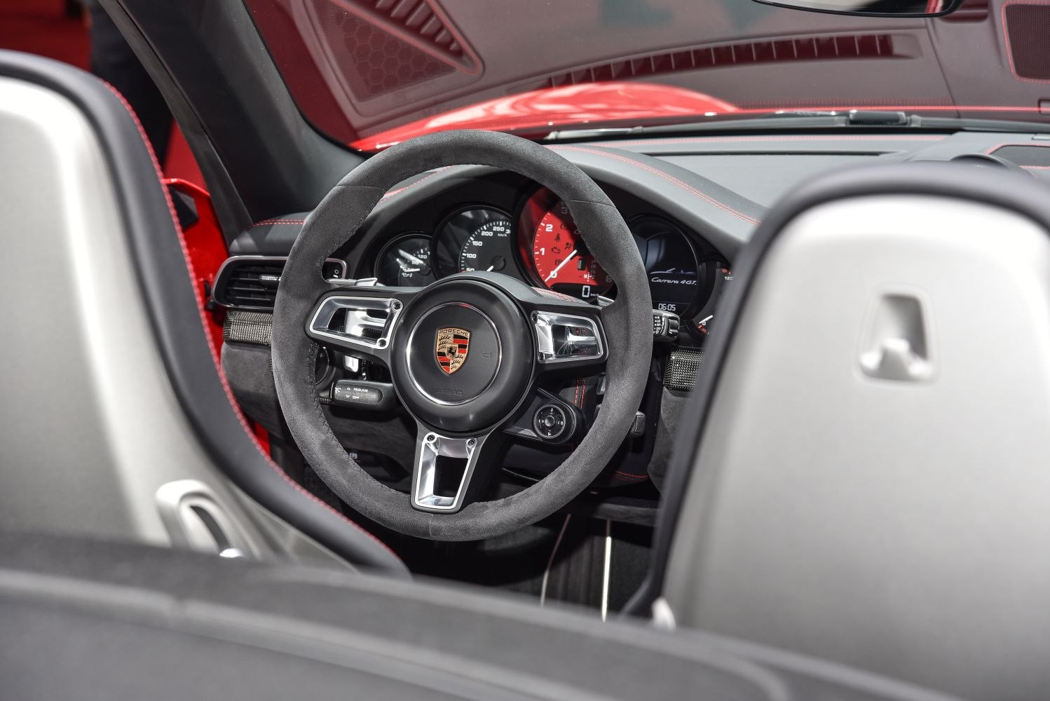 Steering wheel and dashboard layout with sporty instrumentation