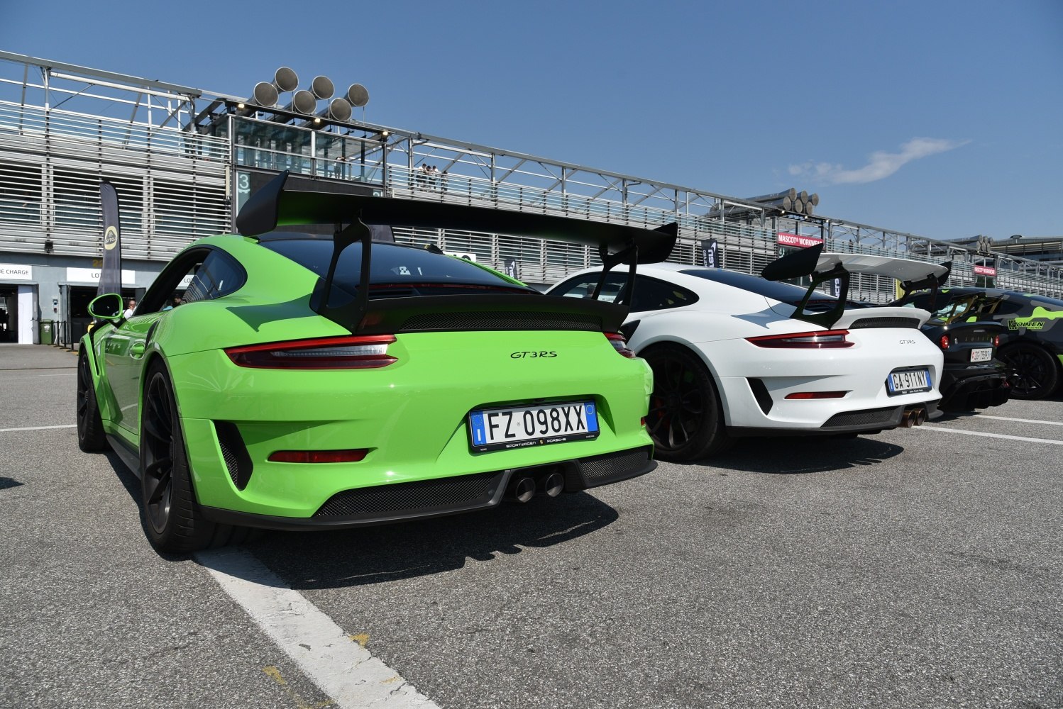 Rear view of Porsche 911 GT3 RS and GT2 RS with large rear wings